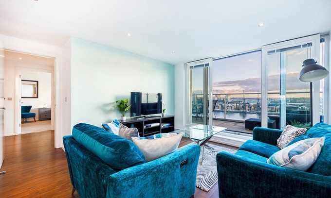 Docklands Apartment | Cosy Corner 2 Bed 2 Bath Apartment