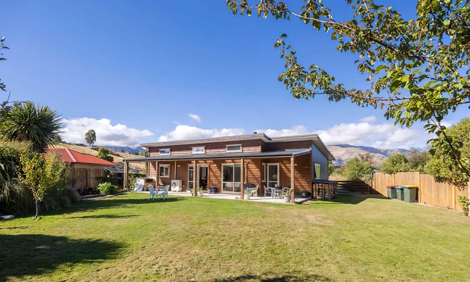 Lake Hawea House | Cosy cottage at Lake Hawea. Family & pet friendly, short walk to river & lake