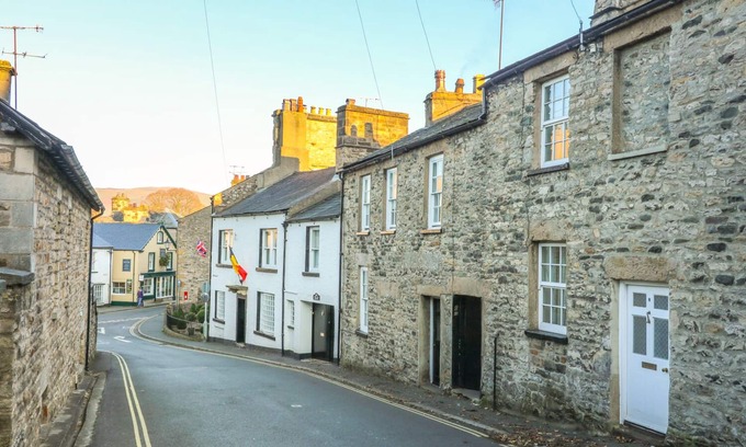 Kirkby Lonsdale Cottage | COSY COTTAGE, pet friendly in Kirkby Lonsdale