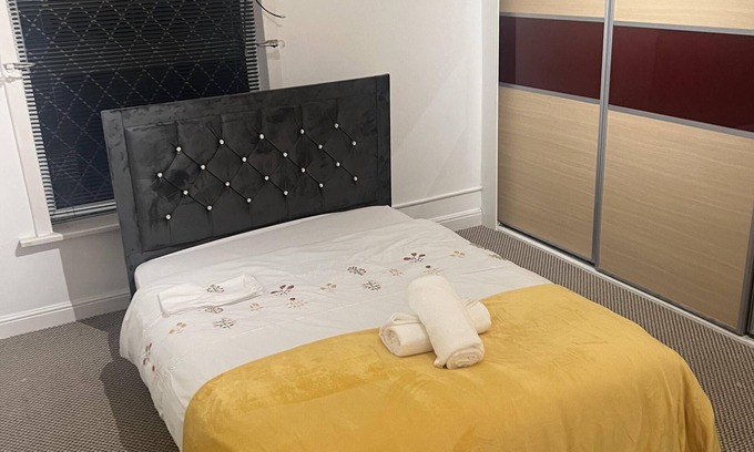 Oldham House | Cosy Cottage Retreat in Oldham