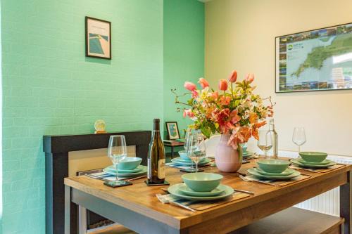Portland House | Cosy Cottage, Sea Views, Dogs Welcome and Coastal Vibe