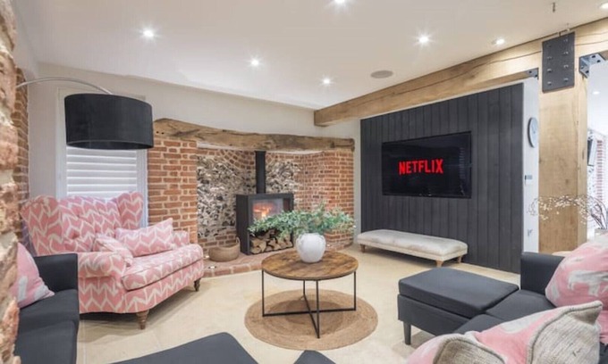 Harston Cottage | Cosy Countryside escape with hot-tub.Perfect family break/Entertaining friends!
