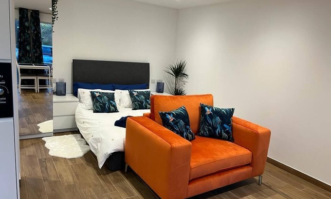 Milton Keynes Apartment | Cosy detached Annexe with off street parking