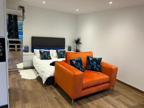 Milton Keynes Apartment | Cosy Detached Annexe With Free Off Street Parking