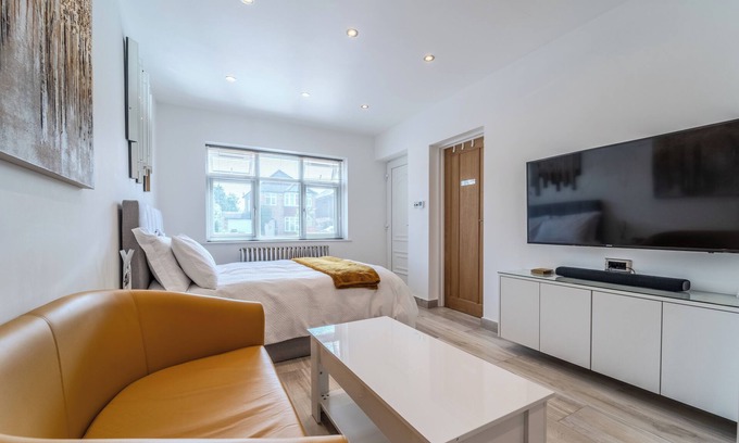 Runnymede Apartment | Cosy Double Bed Self Catering Studio with Free Parking!