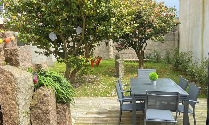 Le Ru Apartment | Cosy downtown apartment with garden