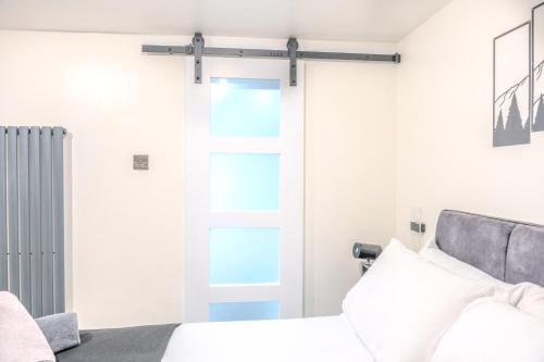 Middleton Apartment | Cosy Dulux Apartment With Hot Tub