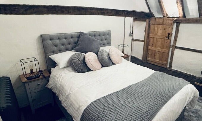 Crawley City Centre Cottage | Cosy, Entire Home, Near Gatwick & Games Room!