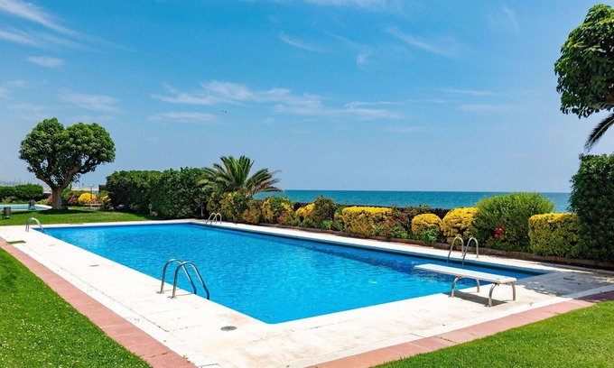 Sant Andreu de Llavaneres Apartment | Cosy apartment for 6 people with WIFI, pool, TV, balcony and parking