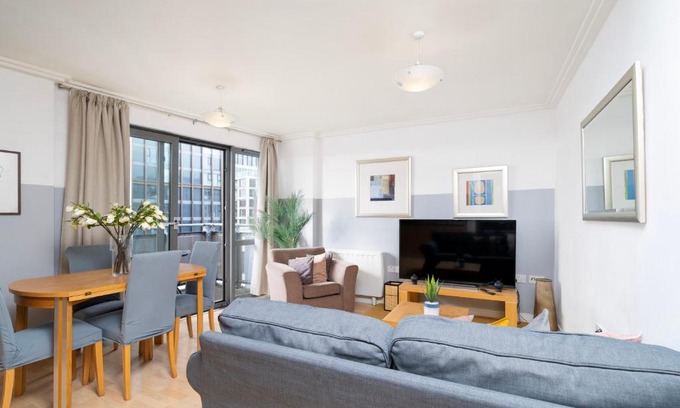 East Acton Apartment | Cosy Flat right opp tube station
