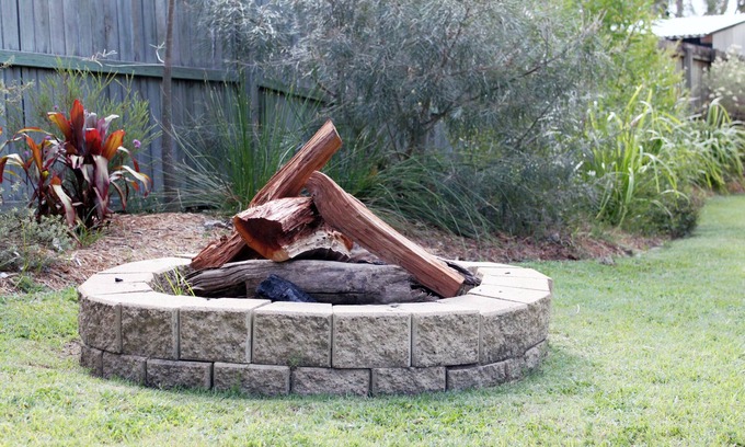 Samford Village House | Cosy Gem: 160m to Samford Village Bliss!