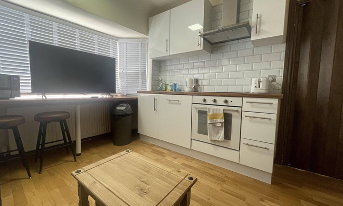 Pinkwell Apartment | Cosy Heathrow Apartment with 2 Bedrooms
