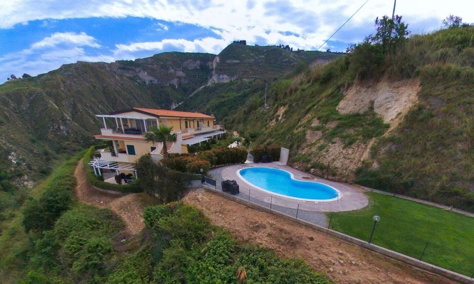 Parghelia House | Cosy Holiday Home in Parghelia with Terrace