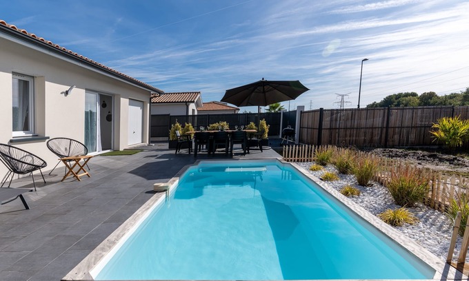 Mios House | Cosy Holiday Home 'Mios' with Private Pool, Terrace, Garden and Wi-Fi