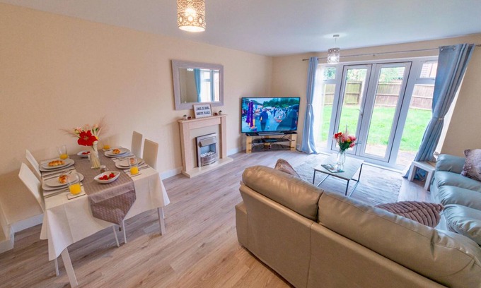 Corby House | Cosy Home-Sleeps 5- Private Garden- Free Parking