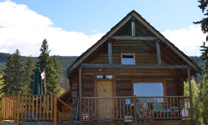 Canim Lake Cabin | Cosy Lakefront Log Cabin