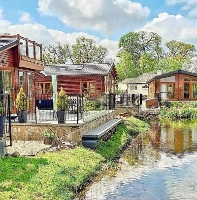 Dunning House | Cosy Lakeside Lodge - Water Views - Min 3 Night Stay