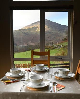 Beddgelert Ski Chalet | Cosy Lodge with Panoramic Windows & Mountain Views - Ty Pren