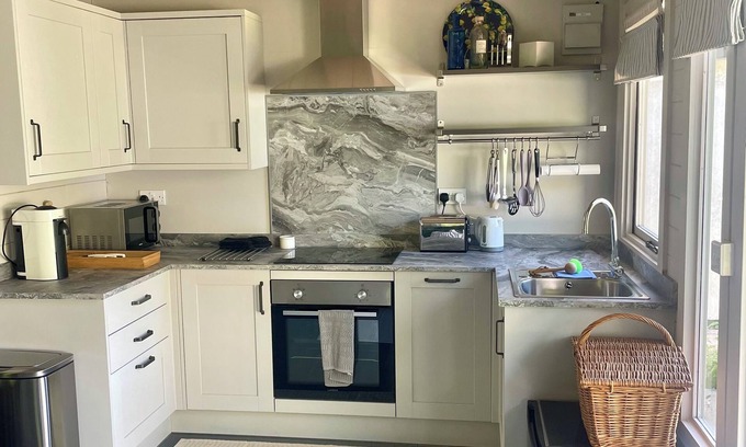 Ashbourne Cabin | Cosy Log cabin with hot tub and private garden in quaint Derbyshire Village.