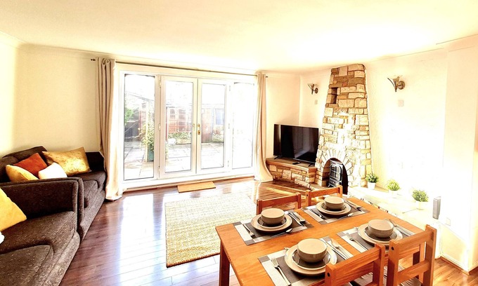 Heaton House | Cosy Luxurious Entire 3 Bedroom House, Private Garden, Free Parking, Free WiFi