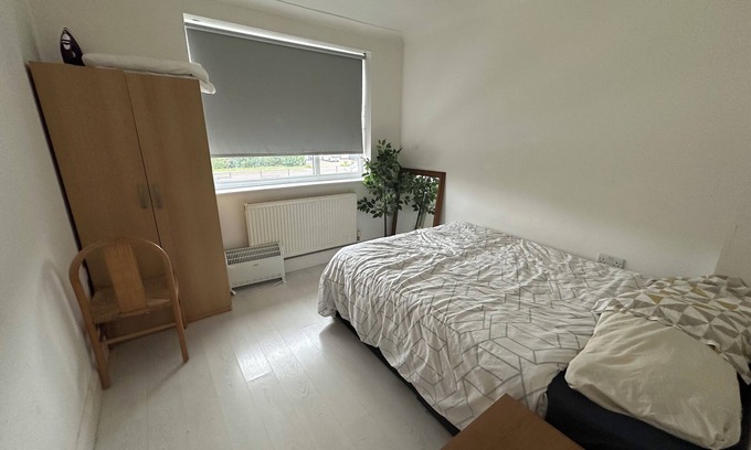 Whittington Apartment | Cosy One Bedroom Apartment, close to Mill Hill Broadway Train Station