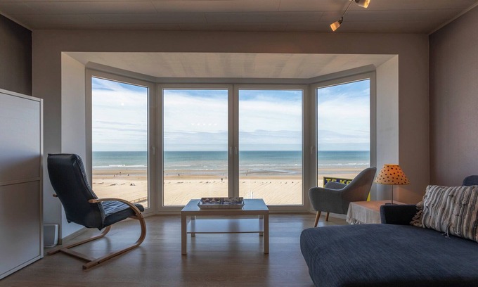 Koksijde-Bad Apartment | Cosy renovated flat on the seafront.