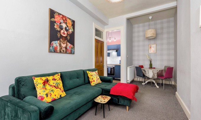 Leith Apartment | Cosy retreat half a mile from Holyrood Palace & Royal Mile!