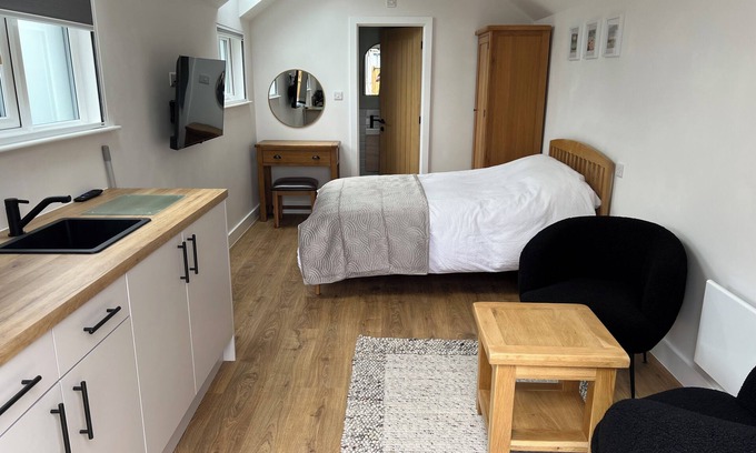 Mudeford Apartment | Cosy retreat just a short stroll from the beach and Mudeford Quay.