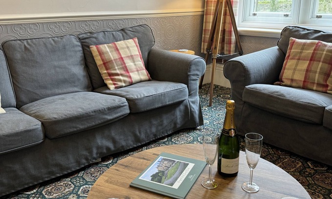 Wormhill Apartment | Cosy self catering apartment in large Victorian Residence