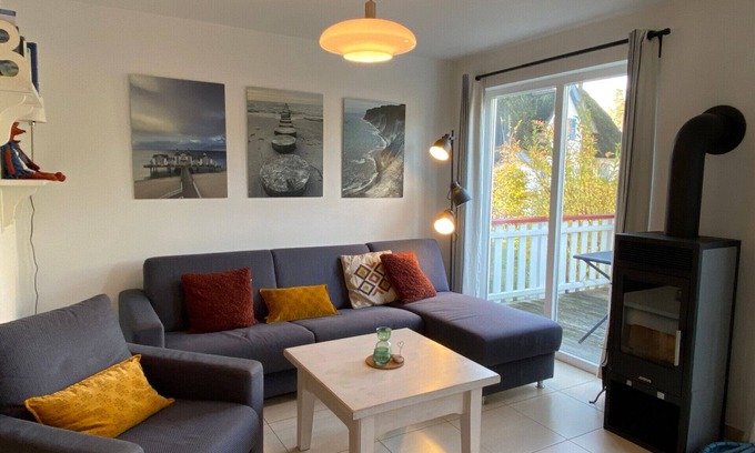 Glowe House | Cosy semi-detached house with sauna, Jacuzzi, fireplace, near the beach