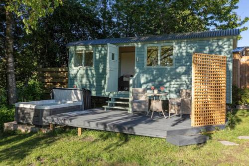 Alness House | Cosy Shepherds Hut with hot tub in the Scottish Highlands