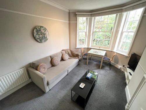 Abingdon Apartment | Cosy & spacious 1BR in the Heart of Central London