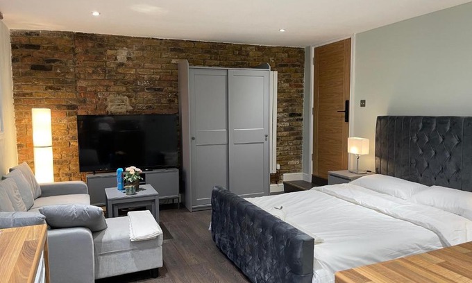 Fulham Broadway Apartment | Cosy Studio Flat with Balcony in Heart of London