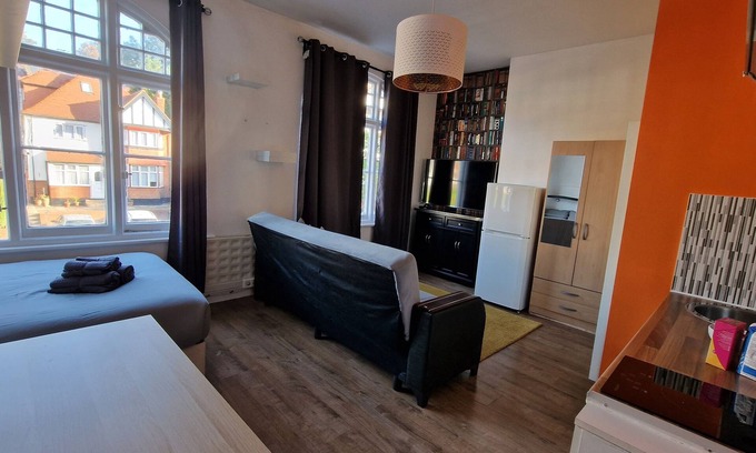 Childs Hill Apartment | Cosy Studio in Hampstead