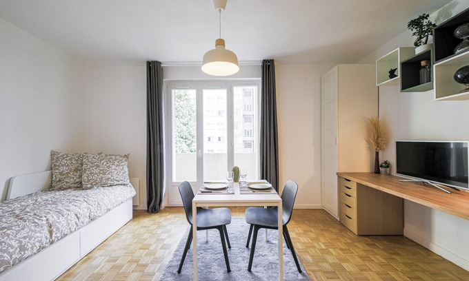 Quartier Hyper-Centre Apartment | Cosy studio "Le Nid Tranquille" - Fully Equipped - Secteur Chavant