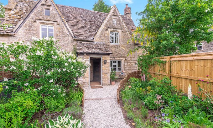Ampney Crucis House | Cotswold Stone Cottage