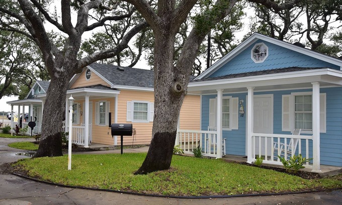 Fulton House | Cottage 04 at D&R Pelican Bay Resort - Pet Friendly