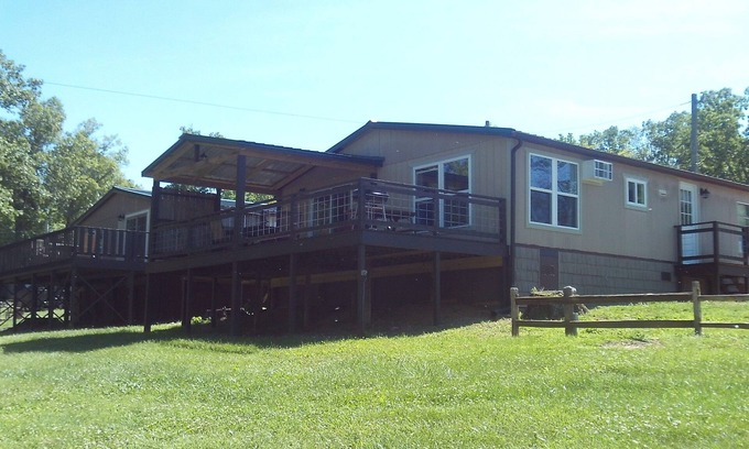 Benton Cottage | Cottage #3 King Creek Resort & Marina