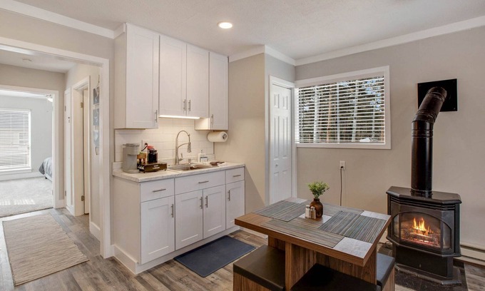 Woodland Park Cottage | Cottage-30 day min rental-2bd,1 bath -down town darling-walk to the heart of WP