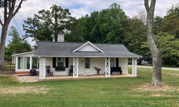 Greensboro Cottage | Cottage at Lake Jeanette - 2 min from Greensboro Science Center