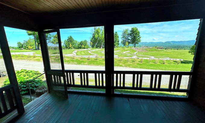 Bethlehem House | Cottage at Yankee Magazine "Best of New England" w/trails, gorgeous views, AC, Dog Friendly!