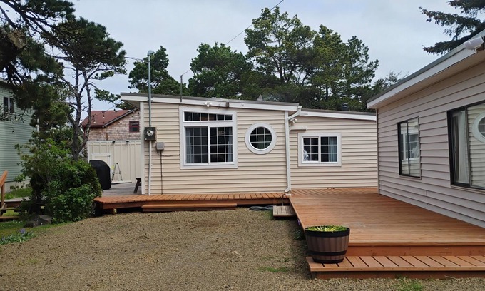 Tierra Del Mar House | COTTAGE BY THE BEACH:3 bedrooms, air conditioning, washer/dryer. Dog friendly!