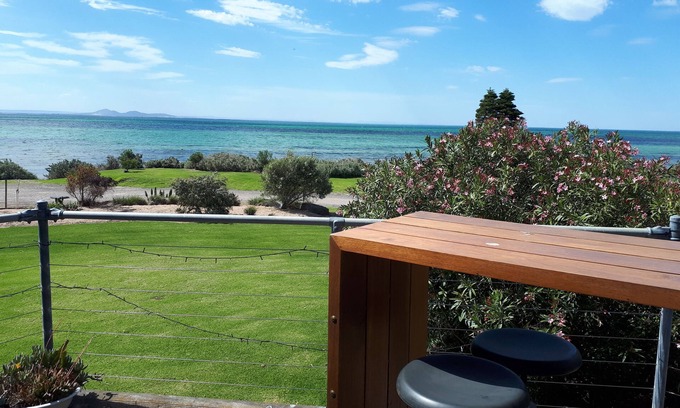 Curlewis House | Cottage by the sea and only an hour and a quarter from Melbourne.