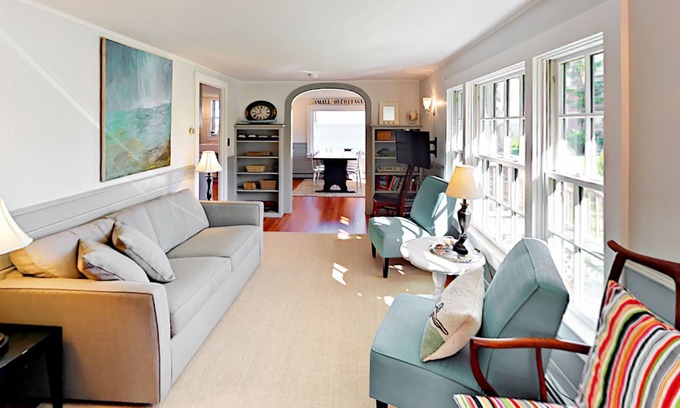 Woods Hole House | Cottage by the sea in Woods Hole with private beach - near Falmouth & ferry