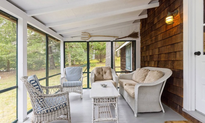 Barnes Landing Cottage | Cottage classic near bay beach