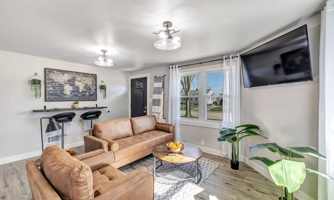 Green Bay House | Cottage Grove near Lambeau!