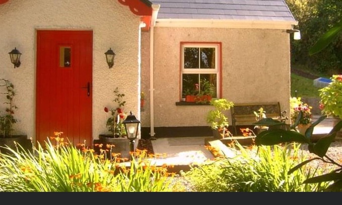 Caragh Lake Cabin | Cottage in a Tranquil Setting, Serenaded by Bird Song