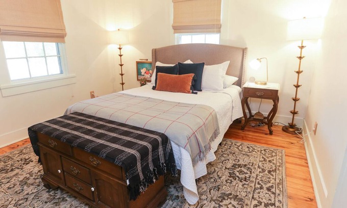 Franklin House | Cottage in Downtown Franklin. Kid and pet friendly !