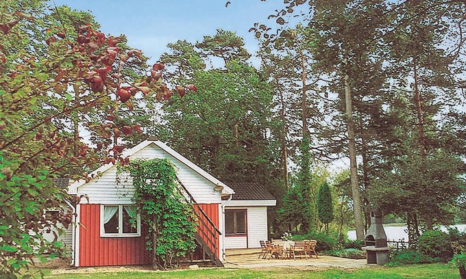Vastra Torup House | Cottage in undisturbed location only 10 m from the lake Svenstorpssjön.