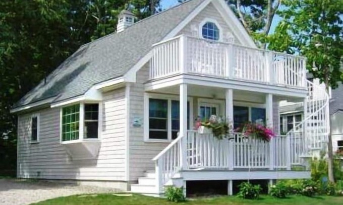 Southwest Harbor Cottage | Cottage near Acadia National Park, Easy Walk to Harbor and Town